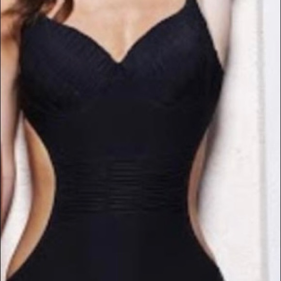 PoeM Collection: Black Cut-Out one-piece Swimsuit - Picture 4 of 6